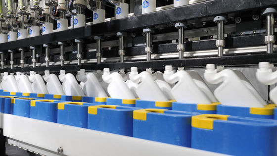 5000bph μηχανή κάλυψης μπουκαλιών για το νερό απολύμανσης, τουαλέτα που καθαρίζει την υγρή γεμίζοντας γραμμή, που καλύπτει και που βιδώνει μέσα μιας